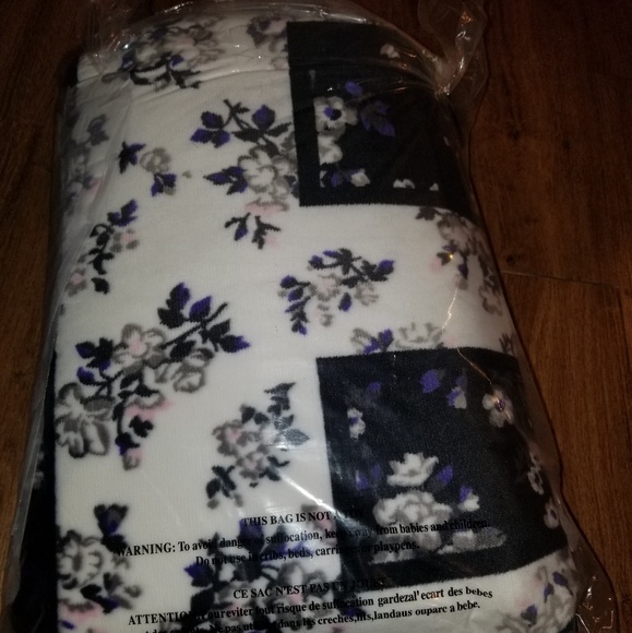 NEW Victoria's Secret PINK Floral Sherpa Blanket! - Picture 4 of 4